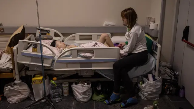 Una madre atiende a su hijo que recibe tratamiento por cáncer