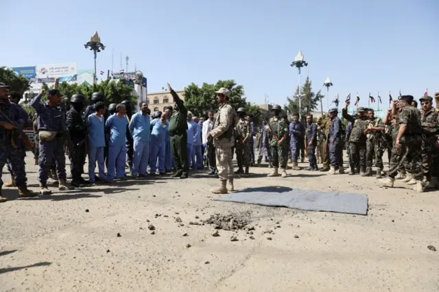 مردانی که گفته شده در قتل یکی از رهبران ارشد شورشیان شیعه حوثی دخیل بودند قبل از اعدام در میدان صنعا