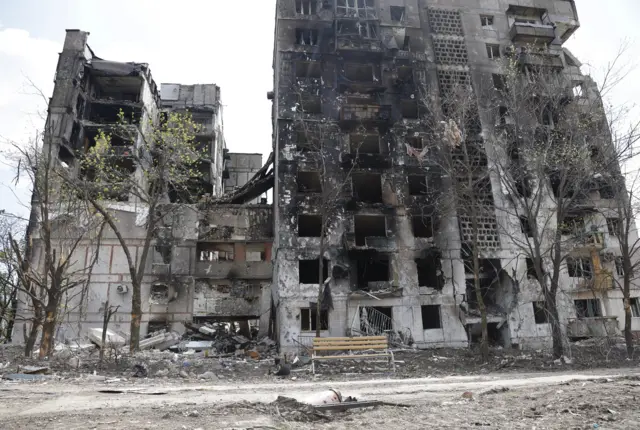 Наслідки бомбардувань у Маріуполі