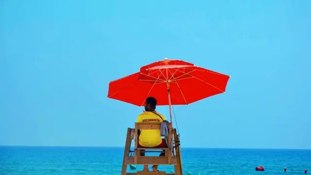 منقذ في برج المراقبة