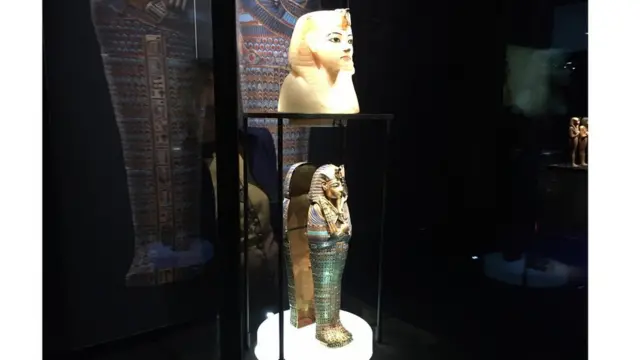 تمثال علوي صغير من الألبستر