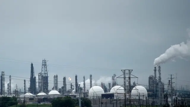 พายุฮาร์วีย์ทำให้โรงกลั่นน้ำมันหลายแห่งในเทกซัสต้องระงับการทำงาน และคาดว่าอาจต้องใช้เวลาอีกหลายวันหรืออาจถึงหลายสัปดาห์กว่าที่อุตสาหกรรมน้ำมันจะกลับมาเปิดทำการเต็มรูปแบบอีกครั้ง