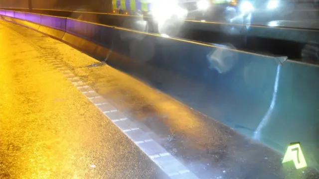 在高速公路隔离墙附近留下大量的车祸残片和痕迹。