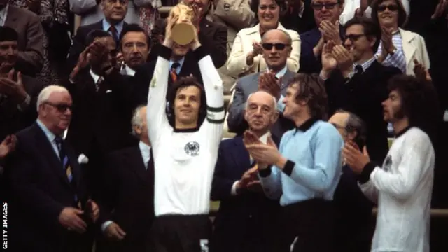 Kapiten SR Nemačke Franc Bekenbauer podiže pehar namenjen svetskom prvaku