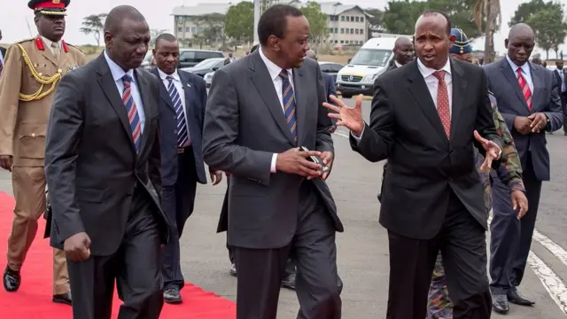 Aadan Ducaale(Midig), Uhuru Kenyatta(Dhexda), William Ruto(Bidix)