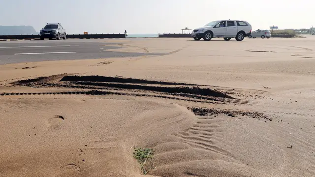 신양섭지해수욕장 인근 도로가 밤사이 해수욕장에서 날아온 모래로 덮여있다