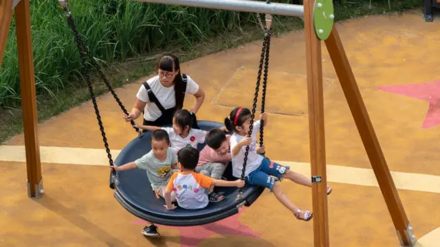 遊樂場玩耍的兒童