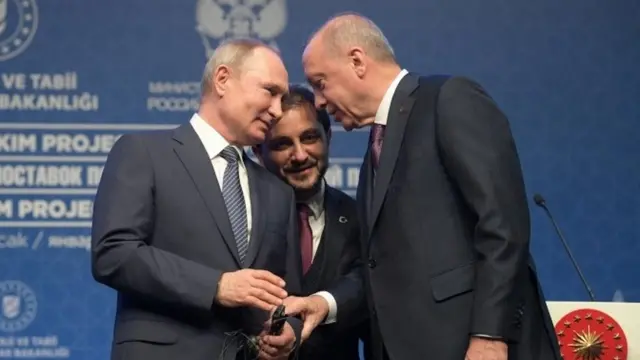 Recep Tayyip Erdogan (i buryo) yabonanye na Vladimir Putin (i bubamfu) ku wa 08/01/2020