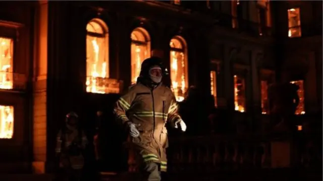 Bombeiro trabalhando no incêndio do Museu Nacional