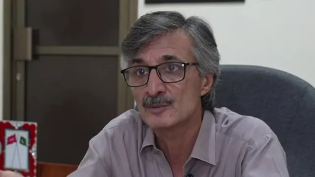 سردار حسین بابک وايي، په لوی لاس د پښتنو شمېر کم ښوول کېږي.