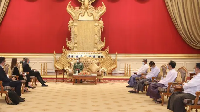 ဗိုလ်ချုပ်မှူးကြီးမင်းအောင်လှိုင် ဇွန်လ ၃ ရက်နေ့က အပြည်ပြည်ဆိုင်ရာ ကြက်ခြေနီကော်မတီဥက္ကဋ္ဌ ကို လက်ခံတွေ့ဆုံစဥ်