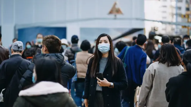 жінка маски