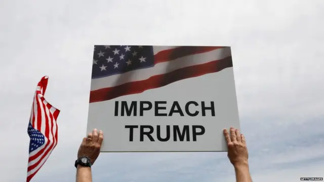 ટ્રમ્પ વિરુદ્ધનું પ્લેકાર્ડ