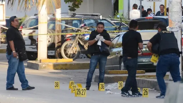 Peritos indagan el ataque en el bar Blue Parrot