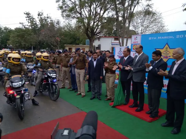 मोटर साइकिल सवार महिला चीता