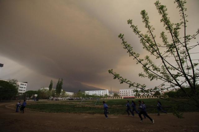 中国北方曾饱受沙尘暴的困扰。