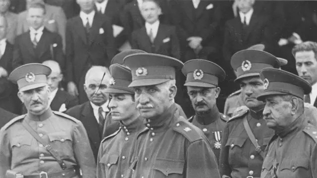 رضاشاه و محمدرضا پهلوی به اتفاق عده ای از امرای ارتش