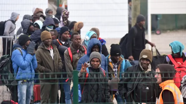 Calais'den ayrılan mülteciler