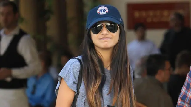 Mia Khalifa sorri timidamente para câmera no meio da rua