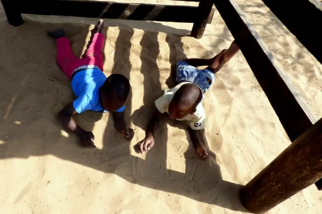 طفلان يلعبان في ساحة رملية