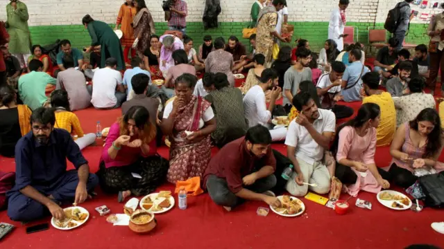 দিল্লির কাশ্মীরিরা স্থানীয়দের সঙ্গে মিলে ঈদ পালন করছেন। ১২ আগস্ট, ২০১৯