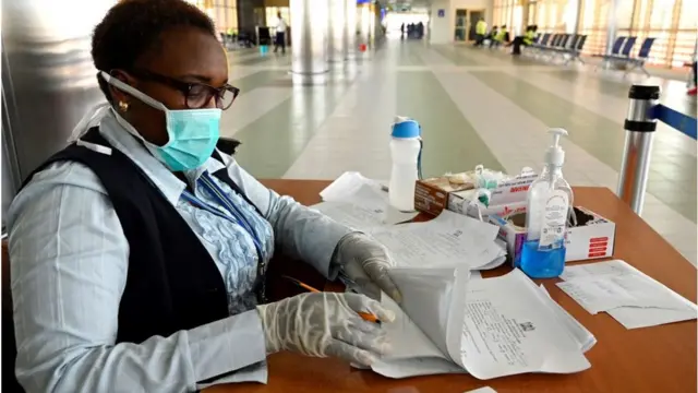 woman wey wear face mask