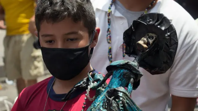 خلال إحياء عيد سيدة الموت السنوي في المكسيك