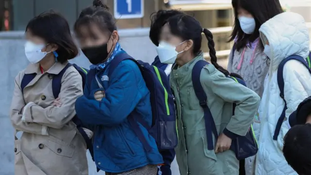 '너무 추워요' 17일 오전 서울 광화문네거리에서 어린이들이 몸을 웅크린 채 실내로 향하고 있다.서울의 경우 체감온도가 영하 3도까지 내려갔다