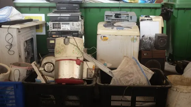 Semestinya, produsen juga harus bertanggung jawab terhadap produknya dan kemasannya yang berbahaya