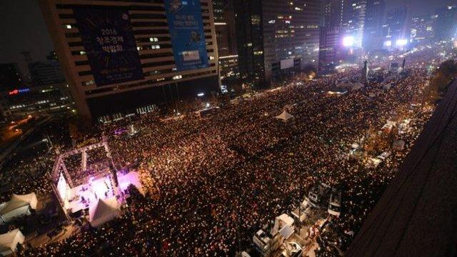 韩国民众在2016年11月连续几周举行大型示威，要求总统朴槿惠下台。