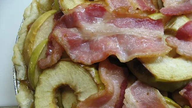 Пирог с яблоками и беконом