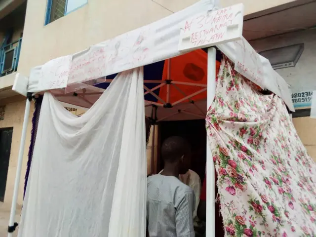 Àwọn kan nínú àwọn tí wọ́n jẹ oúńjẹ náà sọ pe àwọn yó, ṣùgbọ́n àwọn kan sọ pe wọn kò yó