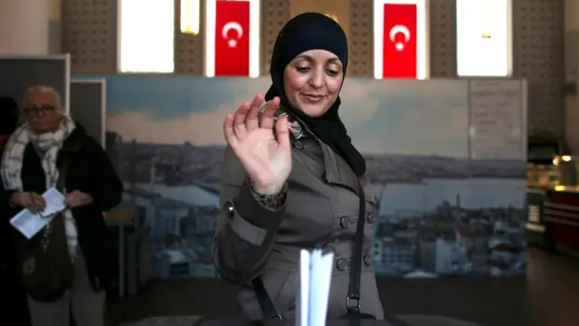 Una mujer vota en una mezquita en Holanda.