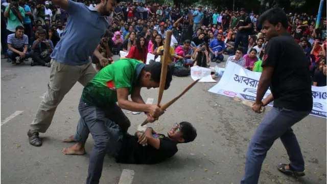 ক্ষমতাসীন ছাত্র সংগঠনগুলোর বিরুদ্ধে শিক্ষার্থীদের নির্যাতনের অভিযোগ রয়েছে। সেই ঘটনা প্রতীকের মাধ্যমে তুলে ধরেন বুয়েটে বিক্ষোভকারী শিক্ষার্থীরা