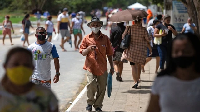 Pessoas caminham por ruasportingbet tempo de saquecidade brasileira