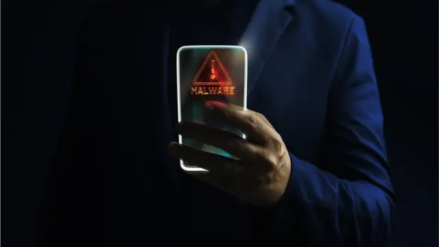 Una persona abriendo un virus en su teléfono.