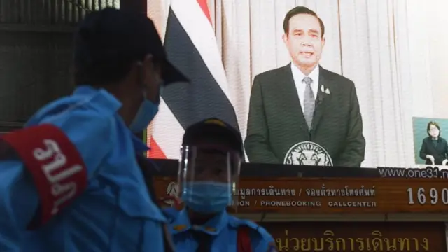 พล.อ.ประยุทธ์ จันทร์โอชา ประกาศเคอร์ฟิวผ่านโทรทัศน์รวมการเฉพาะกิจแห่งประเทศไทย เมื่อช่วงหัวค่ำวันที่ 2 เม.ย.