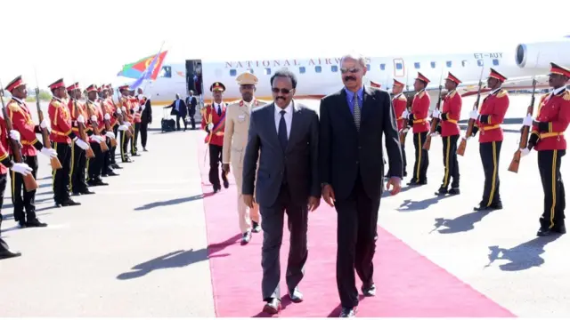 መራሒ ሶማልያ ኣብ ኣስመራ ብፕረዚደንት ኤርትራ ኣቀባብላ ክግበረሉ እንከሎ