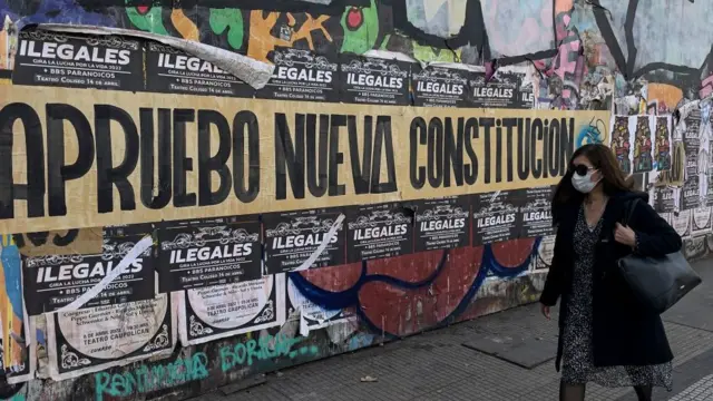 Cartazes em apoio à nova constituição no Chile em ruas de Santiago