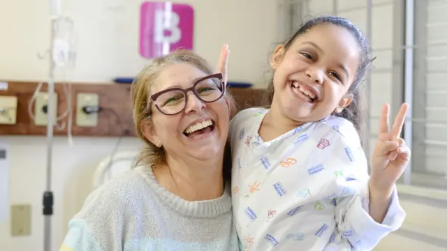 Cleci (à esquerda) com Yasmin pouco depois da cirurgia