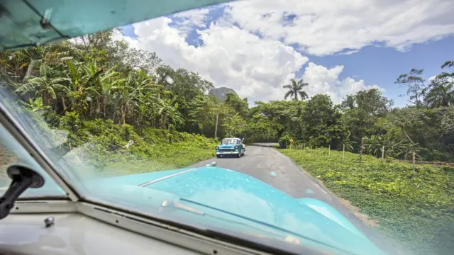 По дорогам Кубы до сих пор курсируют американские автомобили 50-х