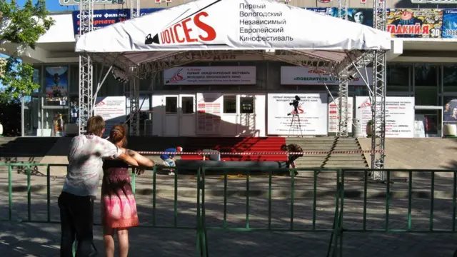 Красная дорожка перед кинотеатром