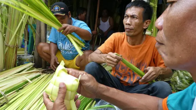 pedagang ketupat