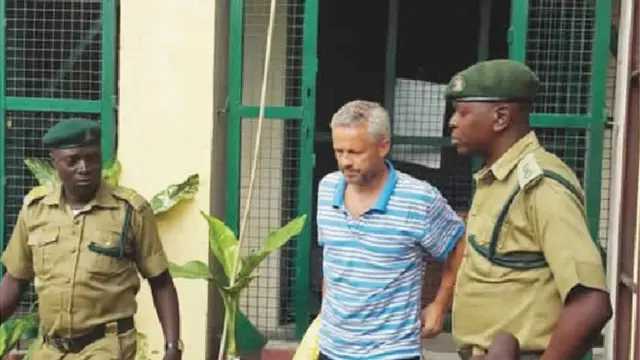 Bayii ni awọn oṣiṣẹ ọgba ẹwọn ṣe gbe Peter Nielsen lọ si ẹwọn lẹyin idajọ