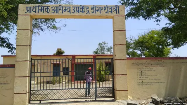 संडासला बाहेर गेल्यामुळे आरोग्यविषयक समस्या निर्माण होतात, असं गव्हारगुर सांगतात.