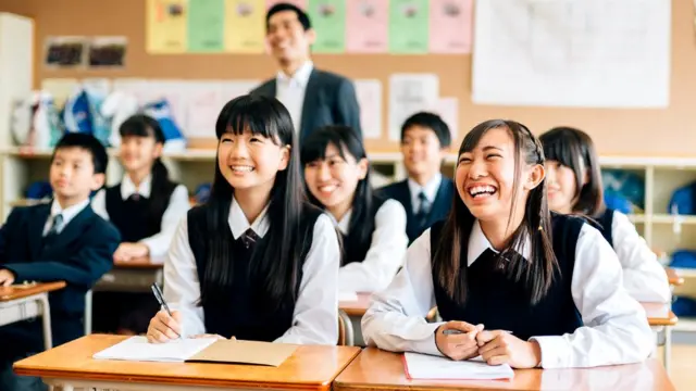 В японских школах детей учат чистоте с помощью ежедневной уборки