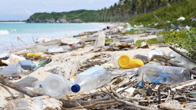 Botellas y otros residuos de plástico en una playa