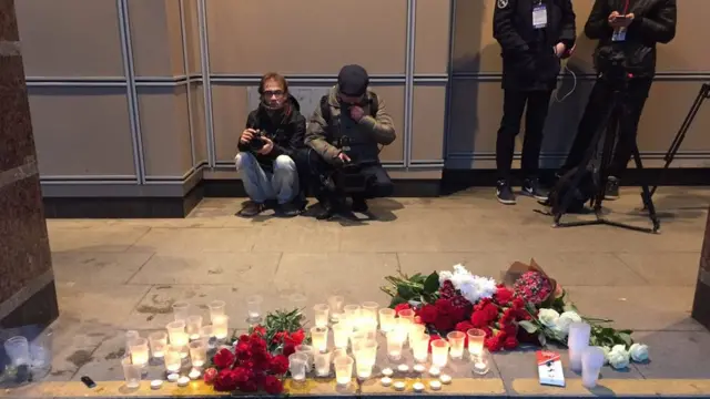 Люди в Питере приносят цветы к станциям метро, где произошел взрыв