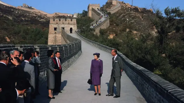 伊丽莎白二世（中）与菲利普亲王（右）在八达岭长城上（14/10/1986）