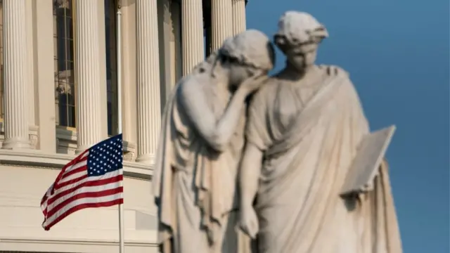 پرچم آمریکا در کنگره به احترام مرگ سناتور مک کین چند روز نیمه افراشته ماند